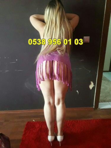 Akdeniz Escort Bayanları'ndan Muhteşem Bir Kadının İncisi: 88 Kg, 178 cm ve Göz Alıcı Kıvırcık Saçlara Sahip